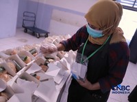 Aktivitas di dapur Asrama Haji Pondok Gede, Jakarta, terlihat sibuk pada Kamis (23/4/2026). Para petugas dapur haji tampak menyiapkan berbagai makanan, termasuk snack box, untuk memenuhi kebutuhan konsumsi calon jemaah haji. (CNBC Indonesia/Muhammad
