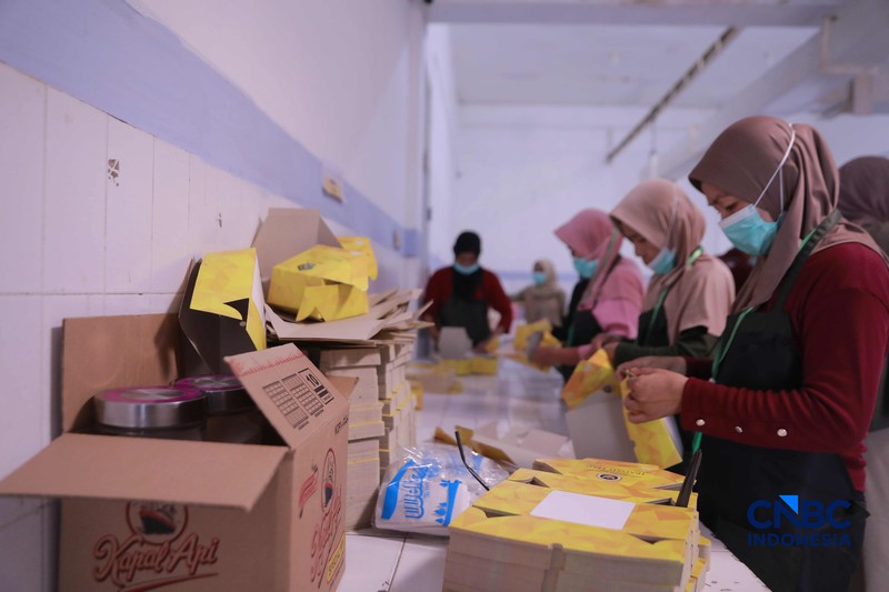 Aktivitas di dapur Asrama Haji Pondok Gede, Jakarta, terlihat sibuk pada Kamis (23/4/2026). Para petugas dapur haji tampak menyiapkan berbagai makanan, termasuk snack box, untuk memenuhi kebutuhan konsumsi calon jemaah haji. (CNBC Indonesia/Muhammad Sabki)