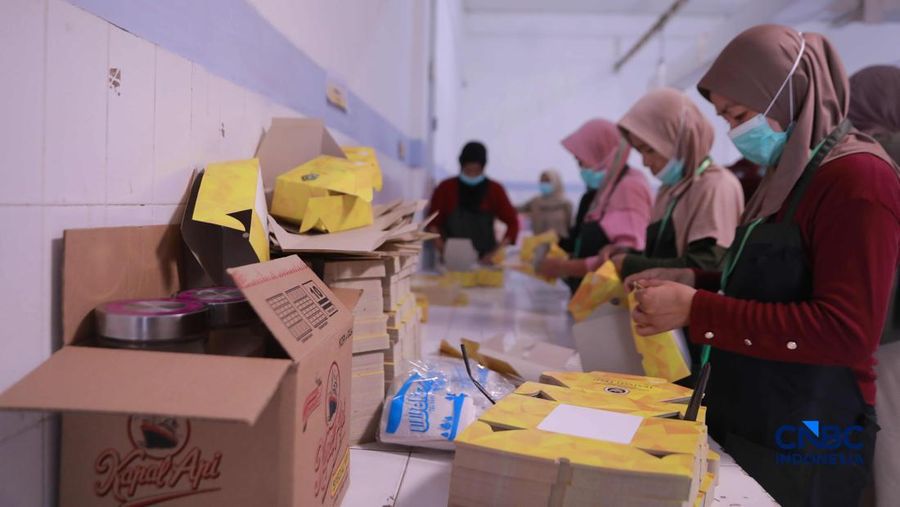 Aktivitas di dapur Asrama Haji Pondok Gede, Jakarta, terlihat sibuk pada Kamis (23/4/2026). Para petugas dapur haji tampak menyiapkan berbagai makanan, termasuk snack box, untuk memenuhi kebutuhan konsumsi calon jemaah haji. (CNBC Indonesia/Muhammad