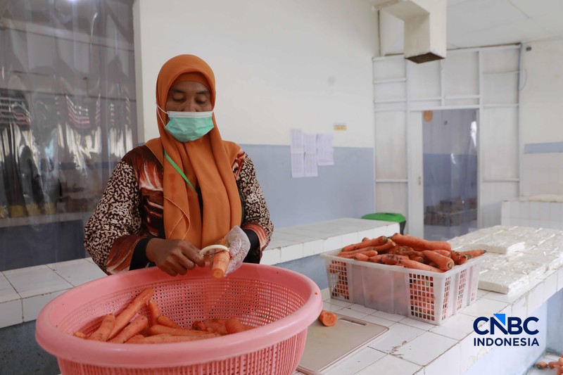 Aktivitas di dapur Asrama Haji Pondok Gede, Jakarta, terlihat sibuk pada Kamis (23/4/2026). Para petugas dapur haji tampak menyiapkan berbagai makanan, termasuk snack box, untuk memenuhi kebutuhan konsumsi calon jemaah haji. (CNBC Indonesia/Muhammad Sabki)