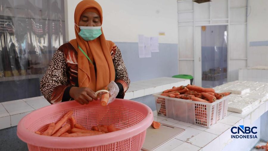 Aktivitas di dapur Asrama Haji Pondok Gede, Jakarta, terlihat sibuk pada Kamis (23/4/2026). Para petugas dapur haji tampak menyiapkan berbagai makanan, termasuk snack box, untuk memenuhi kebutuhan konsumsi calon jemaah haji.