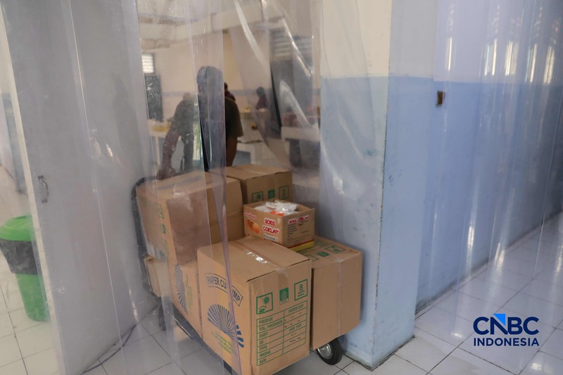 Aktivitas di dapur Asrama Haji Pondok Gede, Jakarta, terlihat sibuk pada Kamis (23/4/2026). Para petugas dapur haji tampak menyiapkan berbagai makanan, termasuk snack box, untuk memenuhi kebutuhan konsumsi calon jemaah haji. (CNBC Indonesia/Muhammad Sabki)