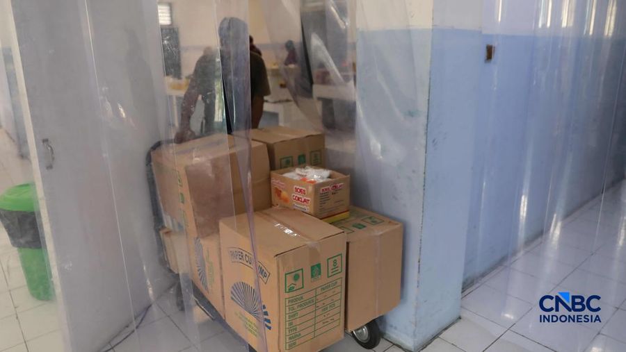 Aktivitas di dapur Asrama Haji Pondok Gede, Jakarta, terlihat sibuk pada Kamis (23/4/2026). Para petugas dapur haji tampak menyiapkan berbagai makanan, termasuk snack box, untuk memenuhi kebutuhan konsumsi calon jemaah haji. (CNBC Indonesia/Muhammad