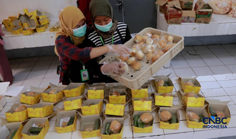 Aktivitas di dapur Asrama Haji Pondok Gede, Jakarta, terlihat sibuk pada Kamis (23/4/2026). Para petugas dapur haji tampak menyiapkan berbagai makanan, termasuk snack box, untuk memenuhi kebutuhan konsumsi calon jemaah haji. (CNBC Indonesia/Muhammad Sabki)