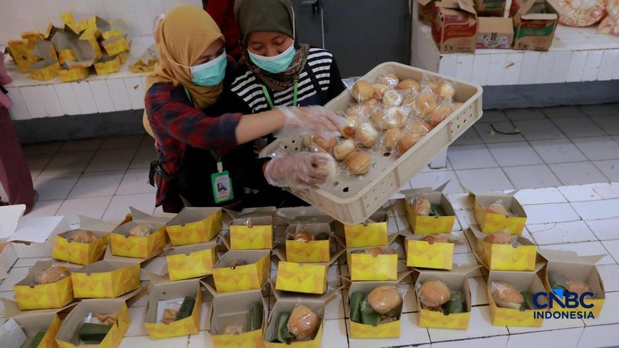 Aktivitas di dapur Asrama Haji Pondok Gede, Jakarta, terlihat sibuk pada Kamis (23/4/2026). Para petugas dapur haji tampak menyiapkan berbagai makanan, termasuk snack box, untuk memenuhi kebutuhan konsumsi calon jemaah haji. (CNBC Indonesia/Muhammad