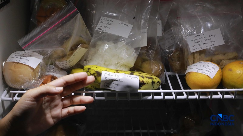 Aktivitas di dapur Asrama Haji Pondok Gede, Jakarta, terlihat sibuk pada Kamis (23/4/2026). Para petugas dapur haji tampak menyiapkan berbagai makanan, termasuk snack box, untuk memenuhi kebutuhan konsumsi calon jemaah haji. (CNBC Indonesia/Muhammad Sabki)