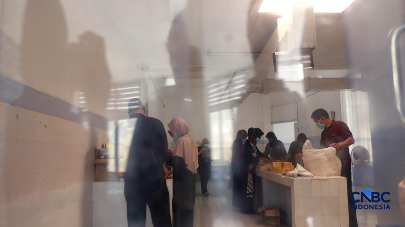 Aktivitas di dapur Asrama Haji Pondok Gede, Jakarta, terlihat sibuk pada Kamis (23/4/2026). Para petugas dapur haji tampak menyiapkan berbagai makanan, termasuk snack box, untuk memenuhi kebutuhan konsumsi calon jemaah haji. (CNBC Indonesia/Muhammad Sabki)