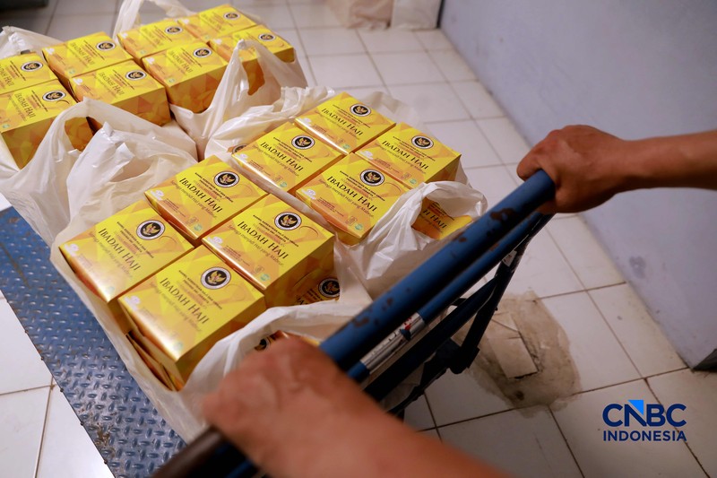 Aktivitas di dapur Asrama Haji Pondok Gede, Jakarta, terlihat sibuk pada Kamis (23/4/2026). Para petugas dapur haji tampak menyiapkan berbagai makanan, termasuk snack box, untuk memenuhi kebutuhan konsumsi calon jemaah haji. (CNBC Indonesia/Muhammad Sabki)