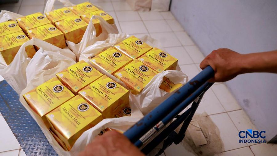 Aktivitas di dapur Asrama Haji Pondok Gede, Jakarta, terlihat sibuk pada Kamis (23/4/2026). Para petugas dapur haji tampak menyiapkan berbagai makanan, termasuk snack box, untuk memenuhi kebutuhan konsumsi calon jemaah haji.