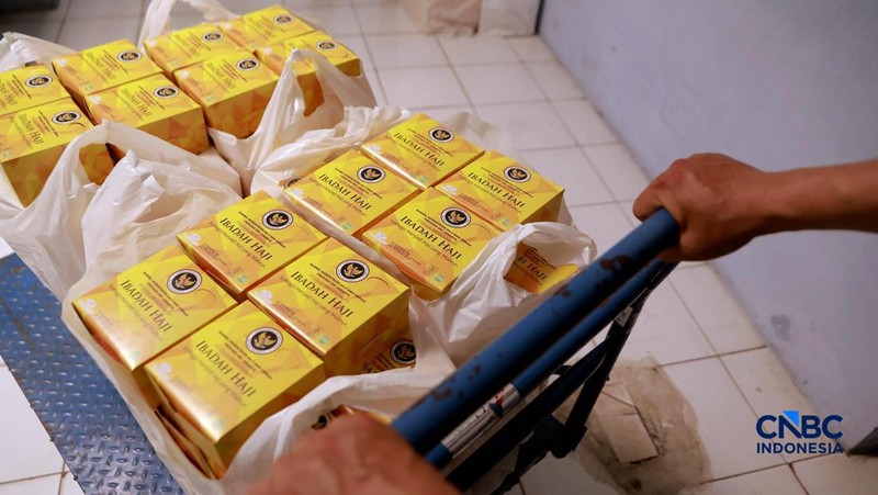 Aktivitas di dapur Asrama Haji Pondok Gede, Jakarta, terlihat sibuk pada Kamis (23/4/2026). Para petugas dapur haji tampak menyiapkan berbagai makanan, termasuk snack box, untuk memenuhi kebutuhan konsumsi calon jemaah haji.