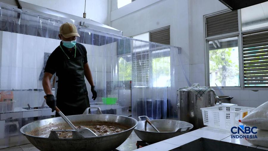 Aktivitas di dapur Asrama Haji Pondok Gede, Jakarta, terlihat sibuk pada Kamis (23/4/2026). Para petugas dapur haji tampak menyiapkan berbagai makanan, termasuk snack box, untuk memenuhi kebutuhan konsumsi calon jemaah haji.