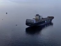 Angkatan Laut IRGC beroperasi di Selat Hormuz, Rabu (22/4/2026). IRGC telah menyita dua kapal dan memindahkannya ke pantai Iran, Mereka menyatakan mengganggu ketertiban dan keamanan di Selat Hormuz dianggap sebagai garis merah bagi Iran. (via REUTERS