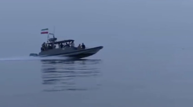 Angkatan Laut IRGC beroperasi di Selat Hormuz, Rabu (22/4/2026). IRGC telah menyita dua kapal dan memindahkannya ke pantai Iran, Mereka menyatakan mengganggu ketertiban dan keamanan di Selat Hormuz dianggap sebagai garis merah bagi Iran. (via REUTERS/IRIB)