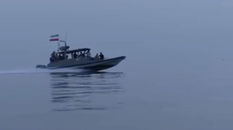 Angkatan Laut IRGC beroperasi di Selat Hormuz, Rabu (22/4/2026). IRGC telah menyita dua kapal dan memindahkannya ke pantai Iran, Mereka menyatakan mengganggu ketertiban dan keamanan di Selat Hormuz dianggap sebagai garis merah bagi Iran. (via REUTERS