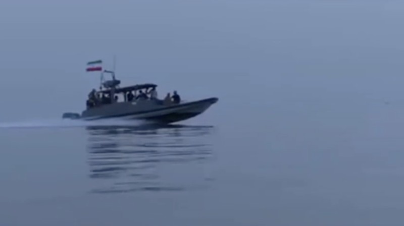Angkatan Laut IRGC beroperasi di Selat Hormuz, Rabu (22/4/2026). IRGC telah menyita dua kapal dan memindahkannya ke pantai Iran, Mereka menyatakan mengganggu ketertiban dan keamanan di Selat Hormuz dianggap sebagai garis merah bagi Iran. (via REUTERS