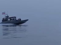 Angkatan Laut IRGC beroperasi di Selat Hormuz, Rabu (22/4/2026). IRGC telah menyita dua kapal dan memindahkannya ke pantai Iran, Mereka menyatakan mengganggu ketertiban dan keamanan di Selat Hormuz dianggap sebagai garis merah bagi Iran. (via REUTERS