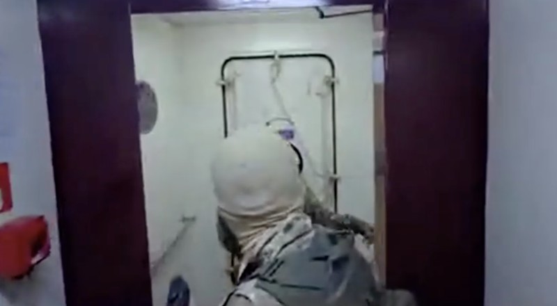 Angkatan Laut IRGC beroperasi di Selat Hormuz, Rabu (22/4/2026). IRGC telah menyita dua kapal dan memindahkannya ke pantai Iran, Mereka menyatakan mengganggu ketertiban dan keamanan di Selat Hormuz dianggap sebagai garis merah bagi Iran. (via REUTERS/IRIB)