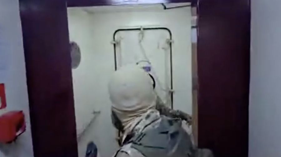 Angkatan Laut IRGC beroperasi di Selat Hormuz, Rabu (22/4/2026). IRGC telah menyita dua kapal dan memindahkannya ke pantai Iran, Mereka menyatakan mengganggu ketertiban dan keamanan di Selat Hormuz dianggap sebagai garis merah bagi Iran. (via REUTERS