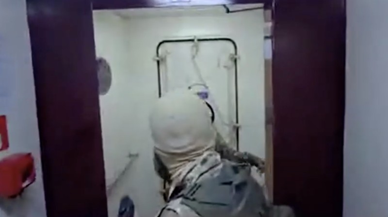 Angkatan Laut IRGC beroperasi di Selat Hormuz, Rabu (22/4/2026). IRGC telah menyita dua kapal dan memindahkannya ke pantai Iran, Mereka menyatakan mengganggu ketertiban dan keamanan di Selat Hormuz dianggap sebagai garis merah bagi Iran. (via REUTERS