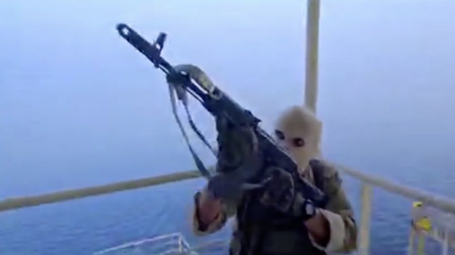 Angkatan Laut IRGC beroperasi di Selat Hormuz, Rabu (22/4/2026). IRGC telah menyita dua kapal dan memindahkannya ke pantai Iran, Mereka menyatakan mengganggu ketertiban dan keamanan di Selat Hormuz dianggap sebagai garis merah bagi Iran. (via REUTERS