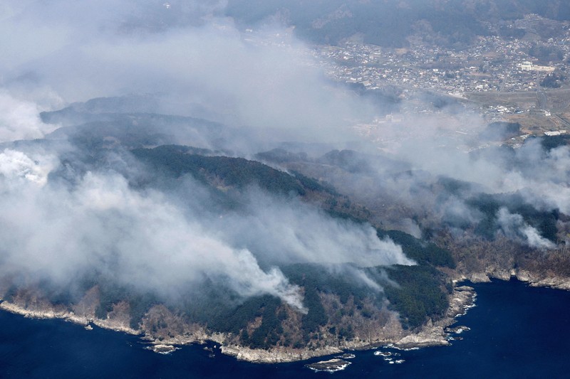 Asap mengepul dari daerah pegunungan saat kebakaran hutan melanda kota Otsuchi, Prefektur Iwate, Jepang timur laut, 23 April 2026, dalam foto yang diambil oleh Kyodo. (Mandatory credit Kyodo/via REUTERS)