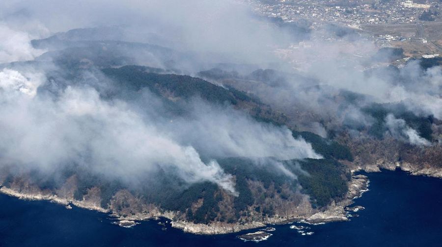 Asap mengepul dari daerah pegunungan saat kebakaran hutan melanda kota Otsuchi, Prefektur Iwate, Jepang timur laut, 23 April 2026, dalam foto yang diambil oleh Kyodo. (Mandatory credit Kyodo/via REUTERS)