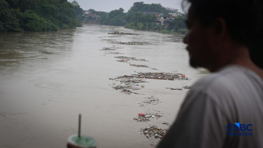 Banjir melanda Kampung Lebak, Kelurahan Teluk Pucung, Bekasi Utara, Jawa Barat, Kamis (23/4/2026). (CNBC Indonesia/Tias Budiarto)