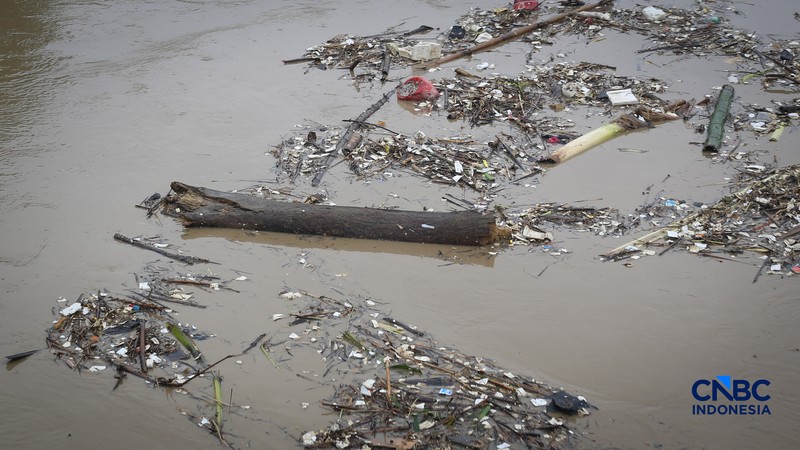 Banjir melanda Kampung Lebak, Kelurahan Teluk Pucung, Bekasi Utara, Jawa Barat, Kamis (23/4/2026). (CNBC Indonesia/Tias Budiarto)