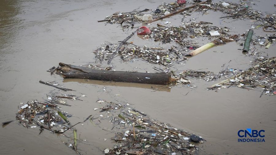 Banjir melanda Kampung Lebak, Kelurahan Teluk Pucung, Bekasi Utara, Jawa Barat, Kamis (23/4/2026). (CNBC Indonesia/Tias Budiarto)