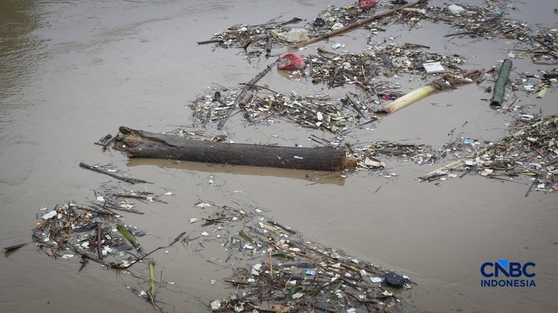 Banjir melanda Kampung Lebak, Kelurahan Teluk Pucung, Bekasi Utara, Jawa Barat, Kamis (23/4/2026). (CNBC Indonesia/Tias Budiarto)