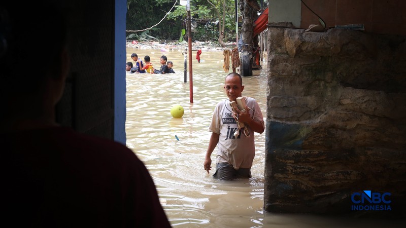 Banjir melanda Kampung Lebak, Kelurahan Teluk Pucung, Bekasi Utara, Jawa Barat, Kamis (23/4/2026). (CNBC Indonesia/Tias Budiarto)