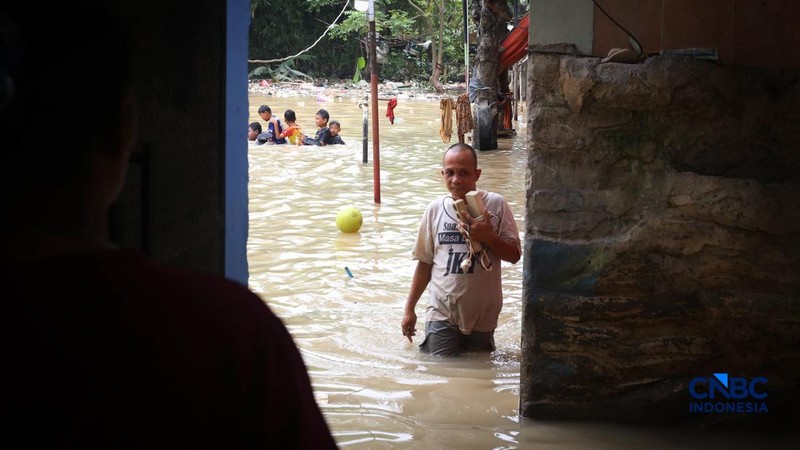 Banjir melanda Kampung Lebak, Kelurahan Teluk Pucung, Bekasi Utara, Jawa Barat, Kamis (23/4/2026). (CNBC Indonesia/Tias Budiarto)