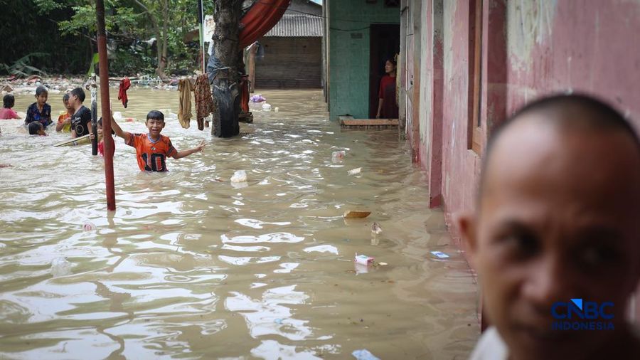 Banjir melanda Kampung Lebak, Kelurahan Teluk Pucung, Bekasi Utara, Jawa Barat, Kamis (23/4/2026). (CNBC Indonesia/Tias Budiarto)