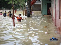 Banjir melanda Kampung Lebak, Kelurahan Teluk Pucung, Bekasi Utara, Jawa Barat, Kamis (23/4/2026). (CNBC Indonesia/Tias Budiarto)