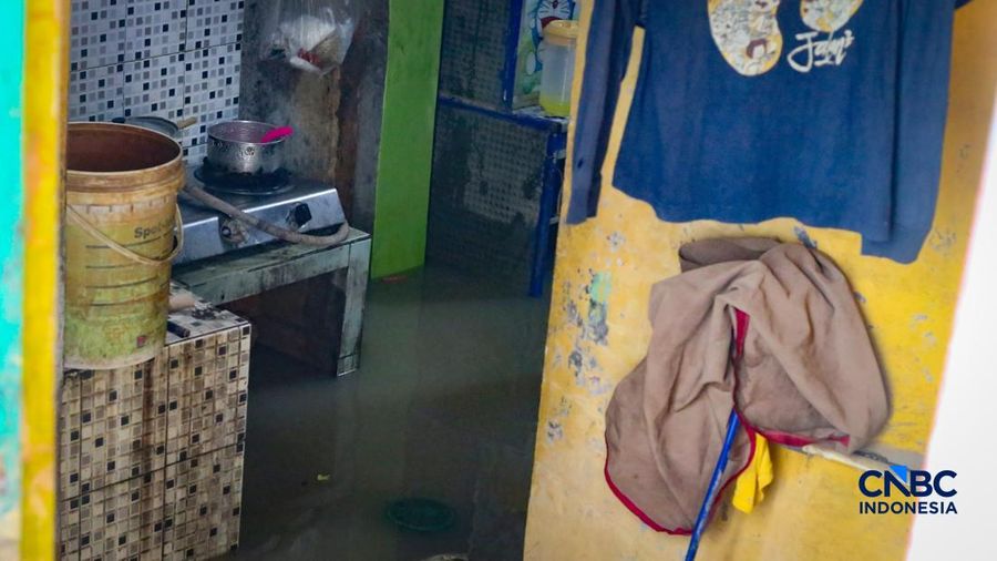 Banjir melanda Kampung Lebak, Kelurahan Teluk Pucung, Bekasi Utara, Jawa Barat, Kamis (23/4/2026). (CNBC Indonesia/Tias Budiarto)