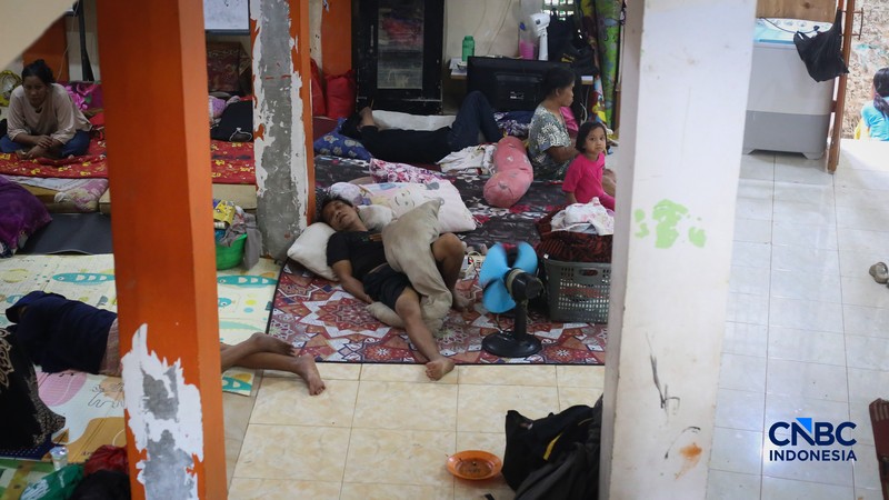 Banjir melanda Kampung Lebak, Kelurahan Teluk Pucung, Bekasi Utara, Jawa Barat, Kamis (23/4/2026). (CNBC Indonesia/Tias Budiarto)