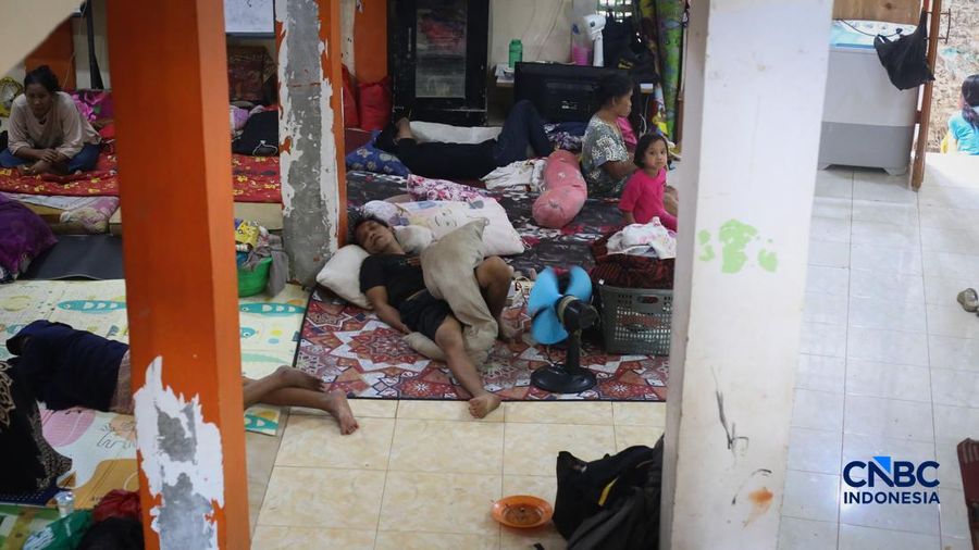 Banjir melanda Kampung Lebak, Kelurahan Teluk Pucung, Bekasi Utara, Jawa Barat, Kamis (23/4/2026). Imbas peristiwa ini warga mengungsi ditempat yang lebih tinggi. (CNBC Indonesia/Tias Budiarto)