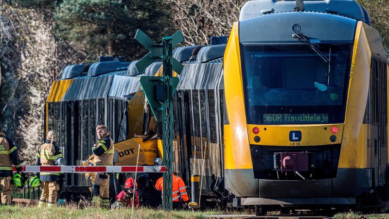 Dua kereta bertabrakan antara Hilleroed dan Kagerup di Isteroedvejen, Kamis 23 April 2026. (Ritzau Scanpix/Steven Knap via REUTERS)