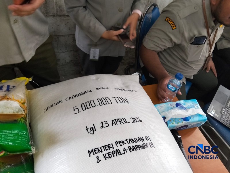 Inspeksi Mendadak Menteri Pertanian dan Direktur Utama Perum Bulog dalam rangka pengecekan stok beras di JDP karawang 1 Logistic Park, Karawang, Jawa Barat, Kamis (23/4/2026). (CNBC Indonesia/Martya Rizky)