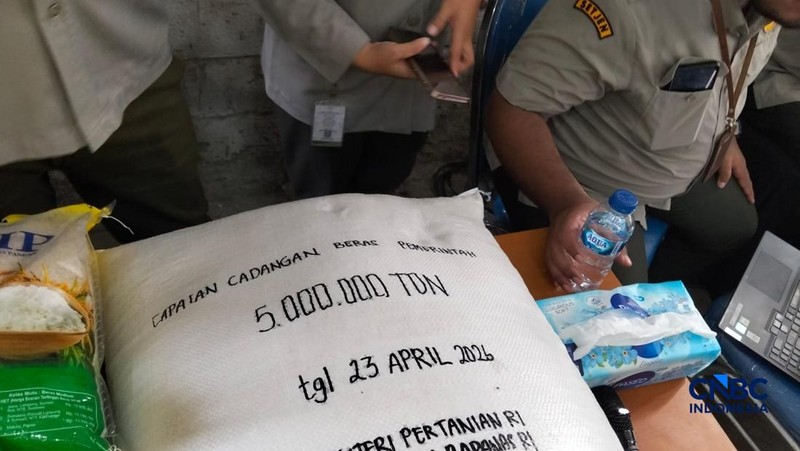 Inspeksi Mendadak Menteri Pertanian dan Direktur Utama Perum Bulog dalam rangka pengecekan stok beras di gudang Perum Bulog, Kamis (23/4/2026). (CNBC Indonesia/Suhendra)