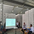 Inspeksi Mendadak Menteri Pertanian dan Direktur Utama Perum Bulog dalam rangka pengecekan stok beras di gudang Perum Bulog, Kamis (23/4/2026). (CNBC Indonesia/Suhendra)