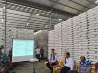 Inspeksi Mendadak Menteri Pertanian dan Direktur Utama Perum Bulog dalam rangka pengecekan stok beras di gudang Perum Bulog, Kamis (23/4/2026). (CNBC Indonesia/Suhendra)