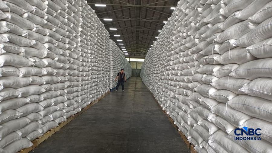 Inspeksi Mendadak Menteri Pertanian dan Direktur Utama Perum Bulog dalam rangka pengecekan stok beras di JDP karawang 1 Logistic Park, Karawang, Jawa Barat, Kamis (23/4/2026). (CNBC Indonesia/Martya Rizky)