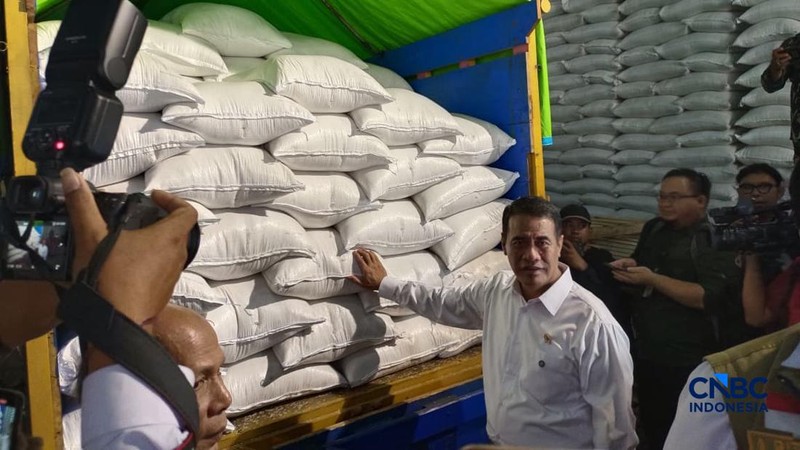 Inspeksi Mendadak Menteri Pertanian dan Direktur Utama Perum Bulog dalam rangka pengecekan stok beras di JDP karawang 1 Logistic Park, Karawang, Jawa Barat, Kamis (23/4/2026). (CNBC Indonesia/Martya Rizky)