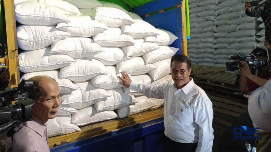 Inspeksi Mendadak Menteri Pertanian dan Direktur Utama Perum Bulog dalam rangka pengecekan stok beras di JDP karawang 1 Logistic Park, Karawang, Jawa Barat, Kamis (23/4/2026). (CNBC Indonesia/Martya Rizky)