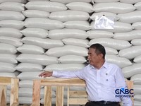 Inspeksi Mendadak Menteri Pertanian dan Direktur Utama Perum Bulog dalam rangka pengecekan stok beras di JDP karawang 1 Logistic Park, Karawang, Jawa Barat, Kamis (23/4/2026). (CNBC Indonesia/Martya Rizky)