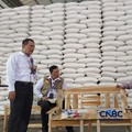 Inspeksi Mendadak Menteri Pertanian dan Direktur Utama Perum Bulog dalam rangka pengecekan stok beras di JDP karawang 1 Logistic Park, Karawang, Jawa Barat, Kamis (23/4/2026). (CNBC Indonesia/Martya Rizky)