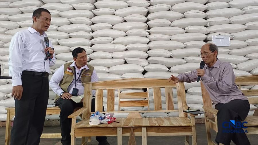 Inspeksi Mendadak Menteri Pertanian dan Direktur Utama Perum Bulog dalam rangka pengecekan stok beras di JDP karawang 1 Logistic Park, Karawang, Jawa Barat, Kamis (23/4/2026). (CNBC Indonesia/Martya Rizky)