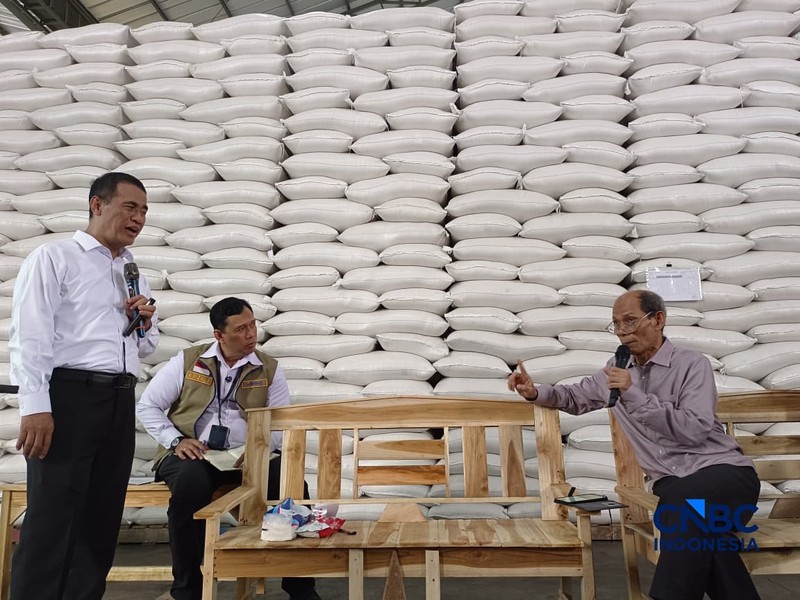 Inspeksi Mendadak Menteri Pertanian dan Direktur Utama Perum Bulog dalam rangka pengecekan stok beras di JDP karawang 1 Logistic Park, Karawang, Jawa Barat, Kamis (23/4/2026). (CNBC Indonesia/Martya Rizky)