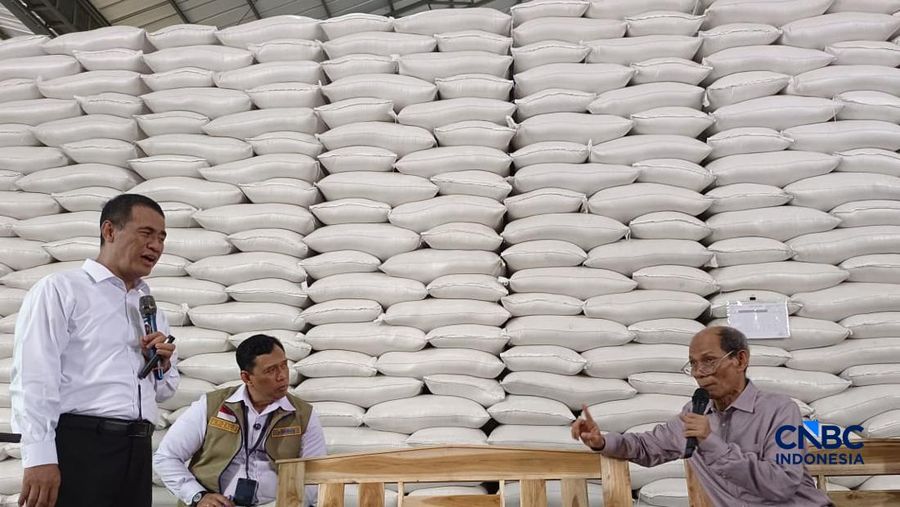 Inspeksi Mendadak Menteri Pertanian dan Direktur Utama Perum Bulog dalam rangka pengecekan stok beras di JDP karawang 1 Logistic Park, Karawang, Jawa Barat, Kamis (23/4/2026). (CNBC Indonesia/Martya Rizky)